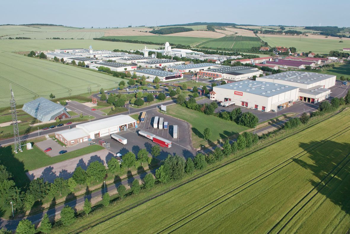 Im Velux Werk im Thüringischen Sonneborn produziert der weltweit größte Hersteller von Dachfenstern hochwertige Holz- und Kunststofffenster überwiegend für den deutschen Markt sowie für den europaweiten Export, unter anderem nach Schottland, Frankreich, Dänemark, Ungarn, Tschechien und Österreich. | Velux Deutschland GmbH arcguide-hersteller-35170