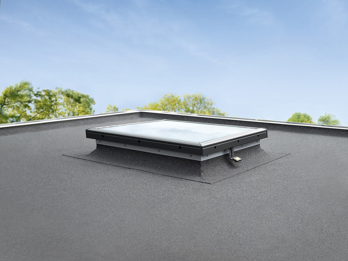 Die Ausführung des Velux Flachdach-Fensters mit Flachglas fügt sich besonders harmonisch ins Dach ein. | Velux Deutschland GmbH arcguide-hersteller-35172