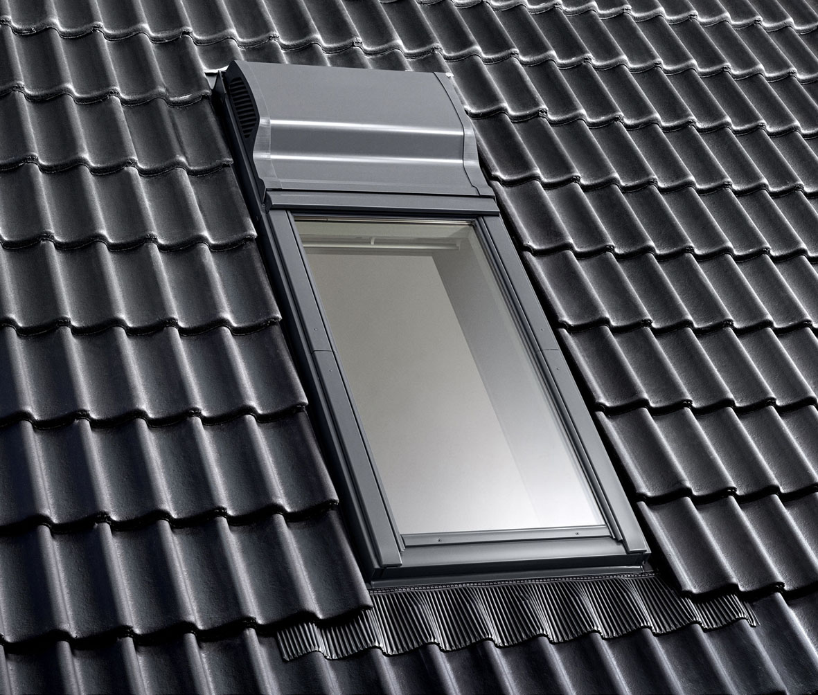 Mit Velux Smart Ventilation, dem ersten Lüfter mit Wärmerückgewinnung für Dachfenster, geht die Wärme mit der abziehenden Raumluft nicht verloren, sondern lässt sich zu 76 Prozent zurückgewinnen. | Velux Deutschland GmbH arcguide-hersteller-35174