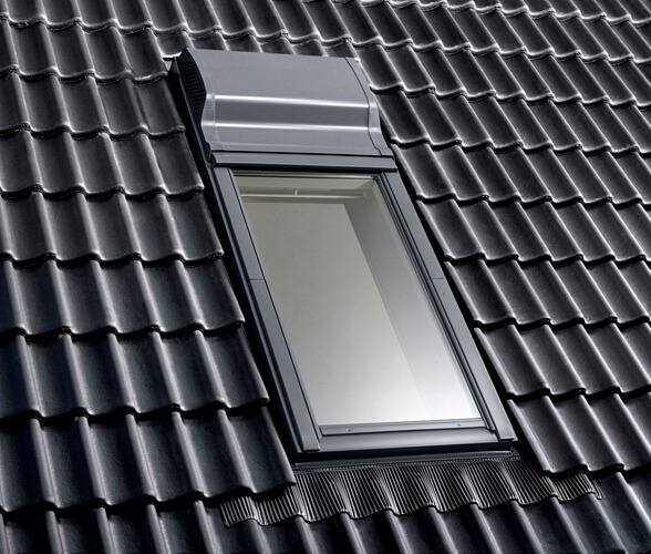 Mit Velux Smart Ventilation, dem ersten Lüfter mit Wärmerückgewinnung für Dachfenster, geht die Wärme mit der abziehenden Raumluft nicht verloren, sondern lässt sich zu 76 Prozent zurückgewinnen. | Velux Deutschland GmbH arcguide-hersteller-35174