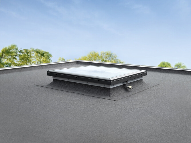 Die Ausführung des Velux Flachdach-Fensters mit Flachglas fügt sich besonders harmonisch ins Dach ein. | Velux Deutschland GmbH arcguide-hersteller-35172