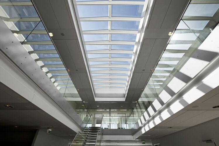 Das Velux Modulare Oberlicht-System ermöglicht die großflächige Belichtung von öffentlichen und gewerblichen Gebäuden und sorgt in der Variante Lichtband auch im privaten Wohnungsbau für Tageslicht unter dem flachen oder flachgeneigten Dach. | Velux Deutschland GmbH / Stamer Kontor arcguide-hersteller-35173