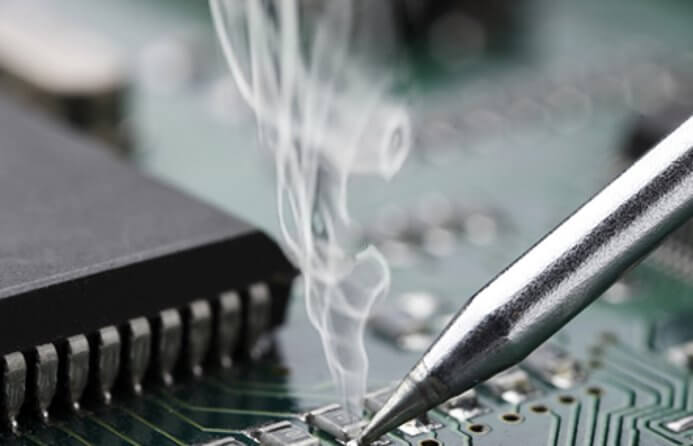 Lötrauch in der Elektronikfertigung – Schadenswirkungen und Lösungen zur Beseitigung